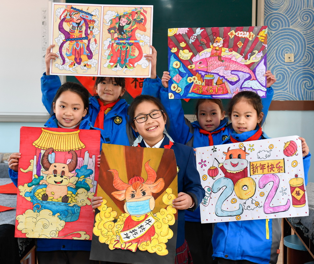 1月18日，吳興區第一小學學生展示自己創作的年畫。