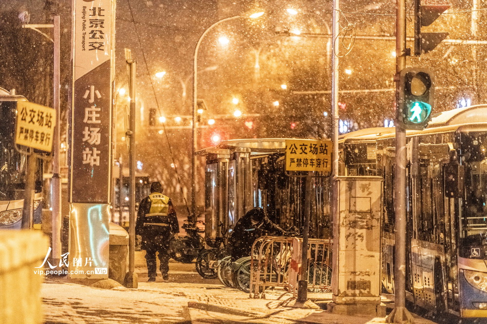 2021年1月19日凌晨，雪中的公交站值班人員。