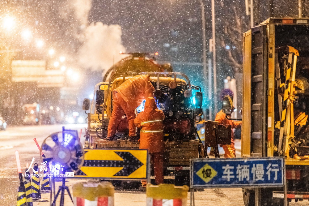 2021年1月19日凌晨，風雪中正在進行道路養護作業的工人師傅。