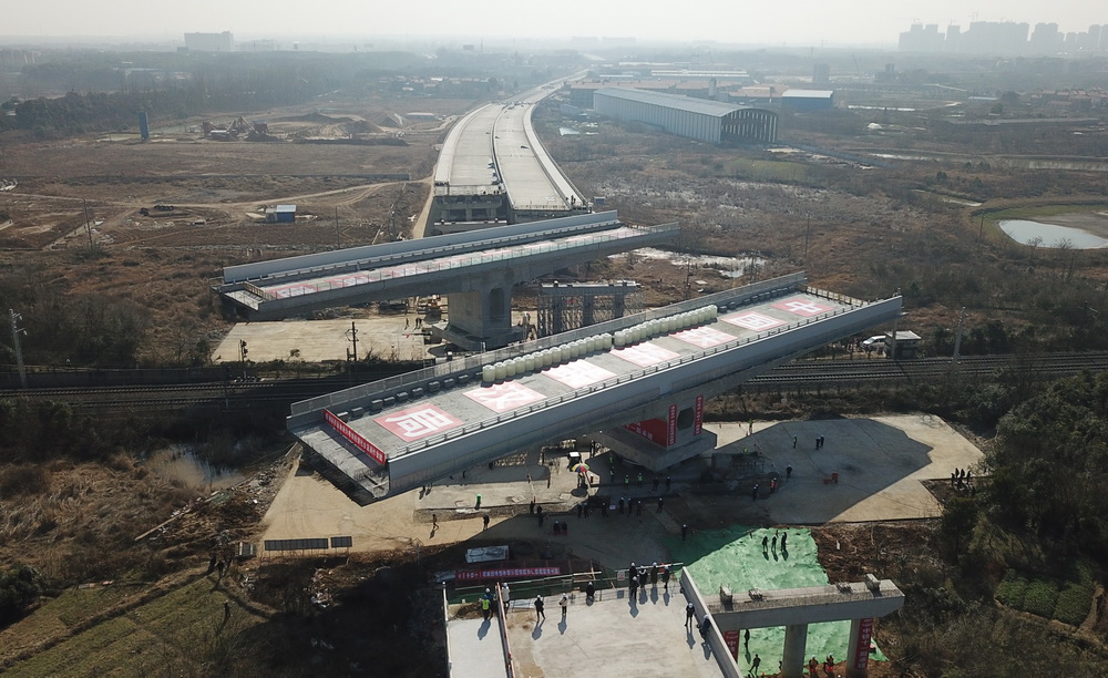 1月19日，107國道跨京廣鐵路轉體橋開始進行轉體（無人機照片）。