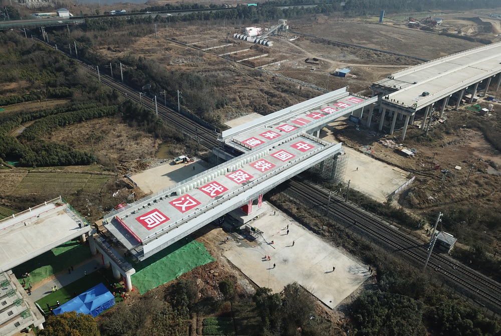 1月19日，107國道跨京廣鐵路轉體橋成功完成轉體（無人機照片）。