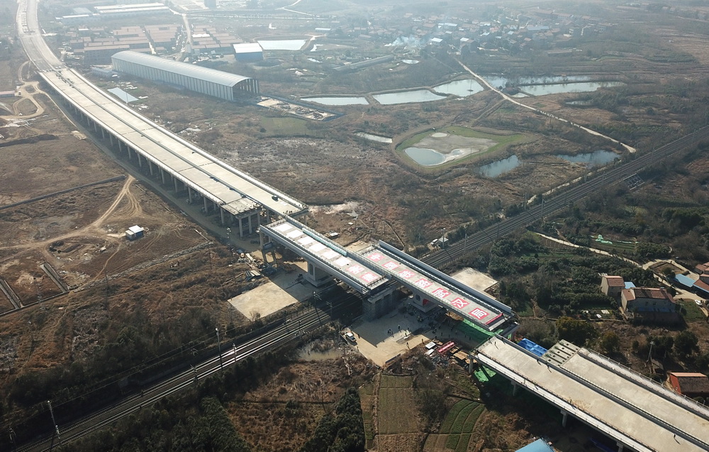 1月19日，107國道跨京廣鐵路轉體橋成功完成轉體（無人機照片）。