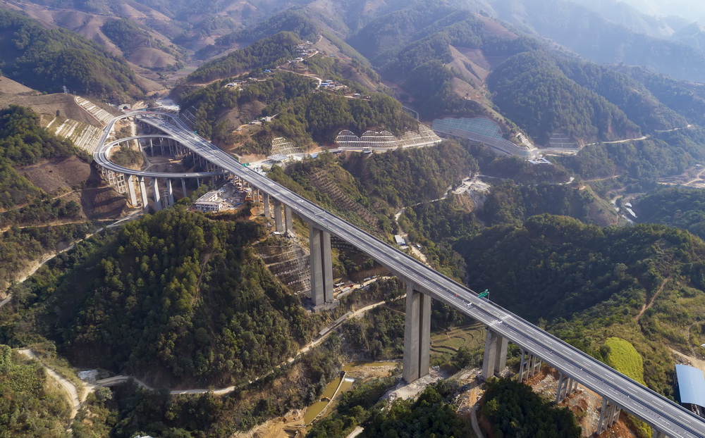 1月20日拍摄的思澜高速控制性工程谦迈河特大桥（无人机照片）。新华社记者 陈欣波 摄