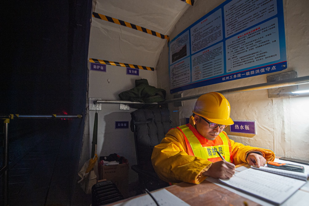 1月19日，巡守工鈕意強在值守點內記錄通過列車信息。這處一級防洪值守點是杭州工務段利用銀嶺隧道內一個避車點改造而成的。