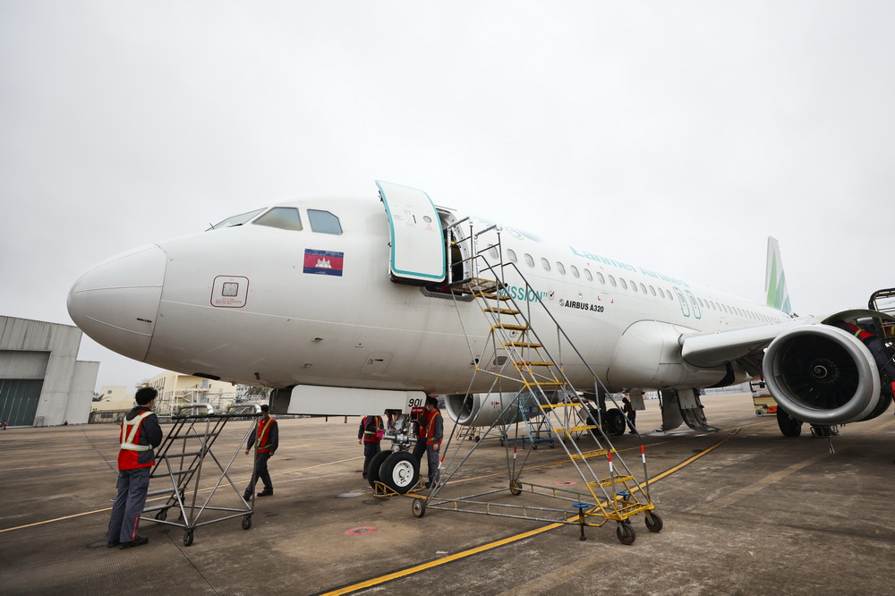 1月20日，在海口美蘭機場，工作人員對柬埔寨瀾湄航空的空客A320飛機進行定檢工作。
