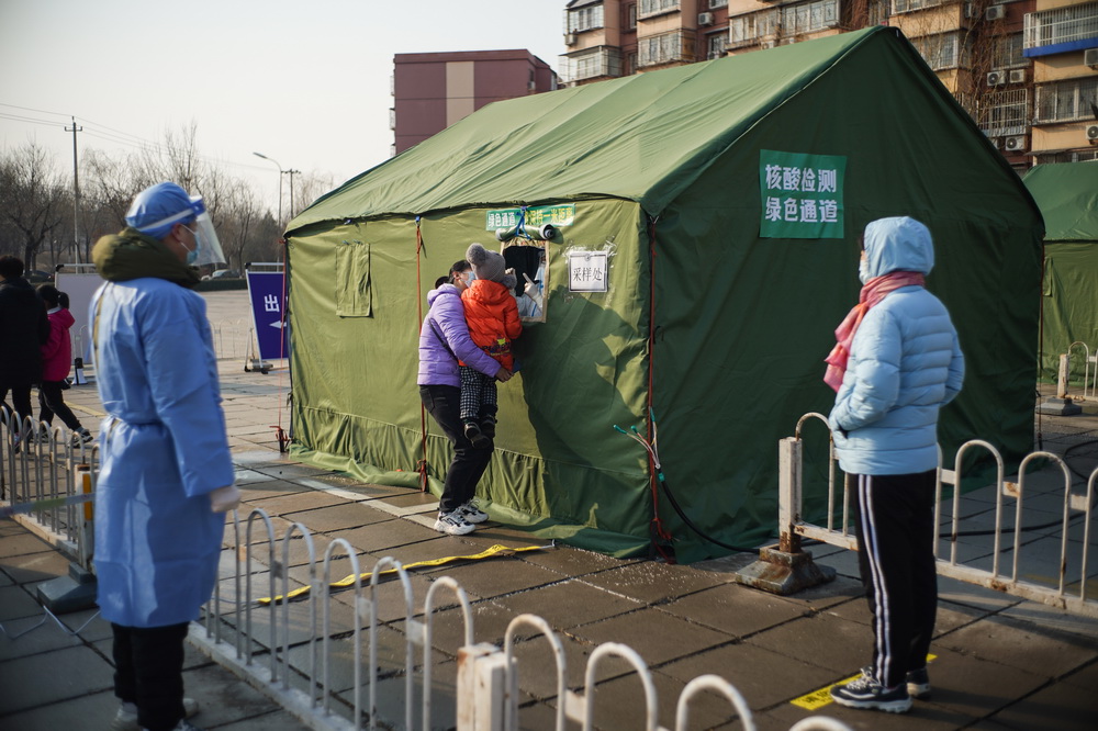 1月20日，在北京市大興區亦庄鎮一處核酸檢測點，醫務人員為一名兒童進行核酸檢測採樣。新華社記者 彭子洋 攝