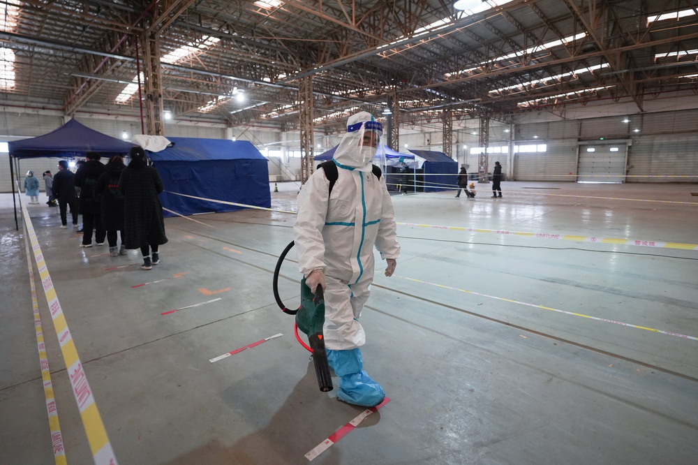 1月20日，在北京市大興區龐各庄鎮一處核酸檢測點，工作人員對公共區域進行消毒。新華社記者 鞠煥宗 攝