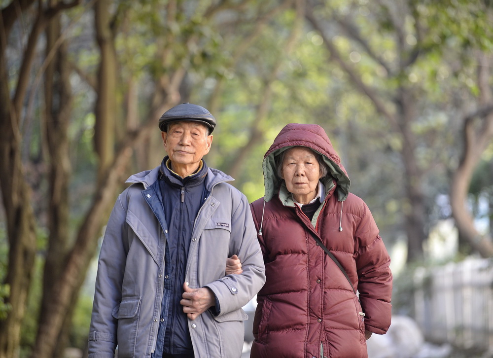 1月14日，費梁（左）、葉昌媛夫婦在上班途中。新華社記者 劉坤 攝