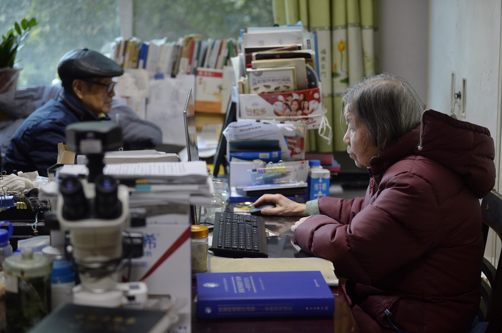 1月14日，費梁、葉昌媛（右）夫婦在工作中。新華社記者 劉坤 攝