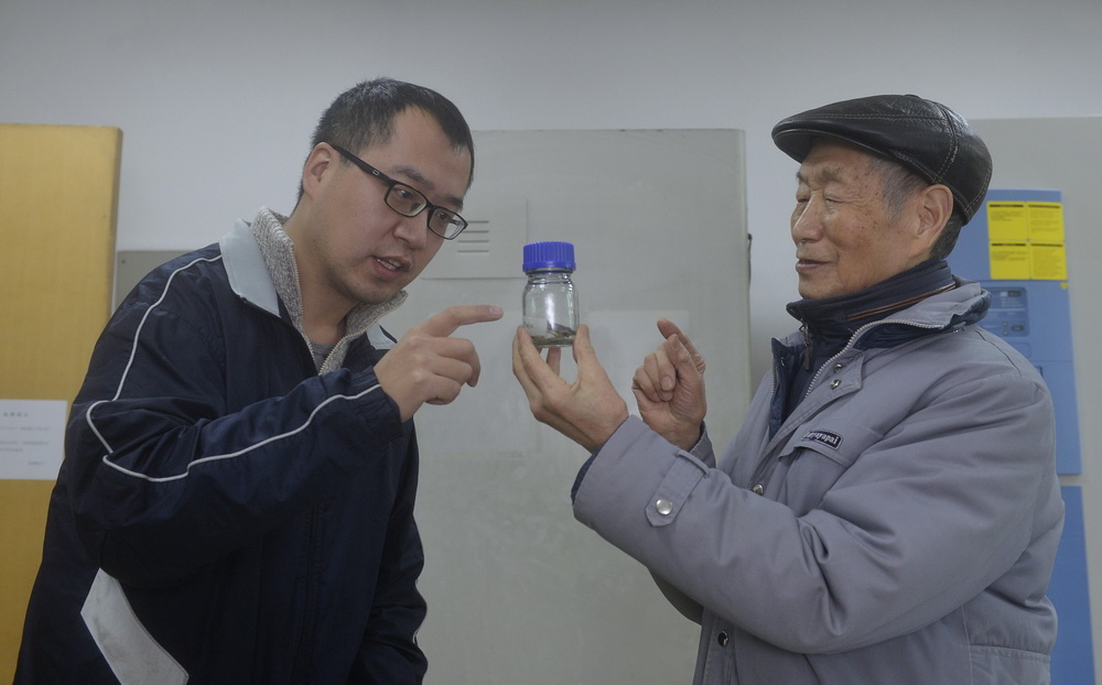 1月15日，費梁（右）在中科院成都生物研究所標本觀察室與學生交流。新華社記者 劉坤 攝