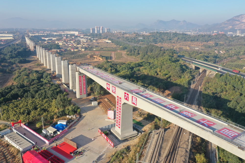 1月21日，跨越鷹廈鐵路的新建福廈鐵路九龍江特大橋轉體橋成功轉體（無人機照片）。