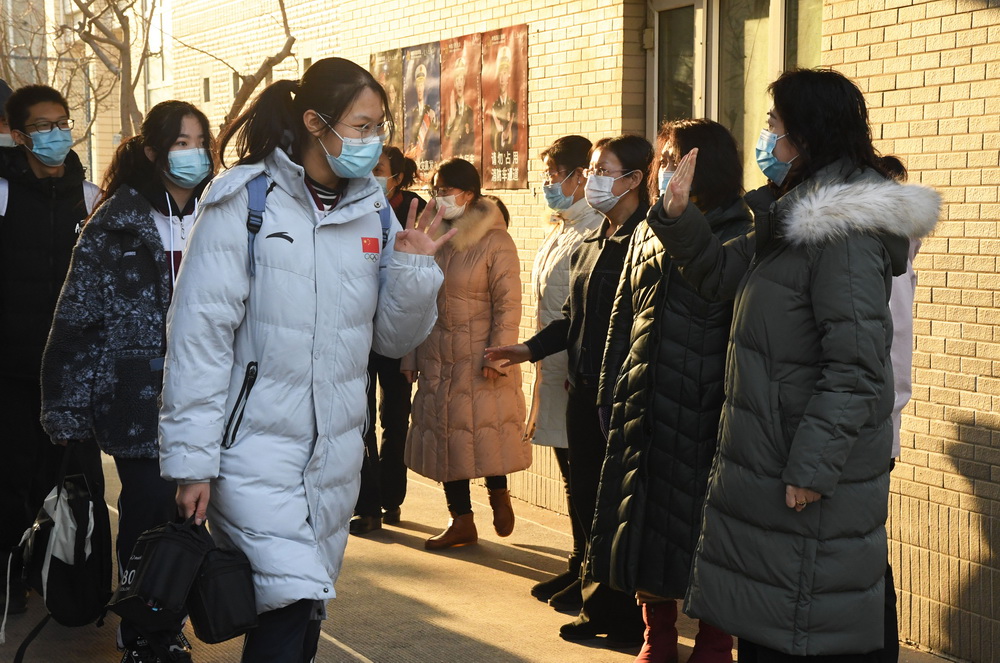 1月21日，中國農業大學附屬中學初三年級學生在離校前與老師告別。
