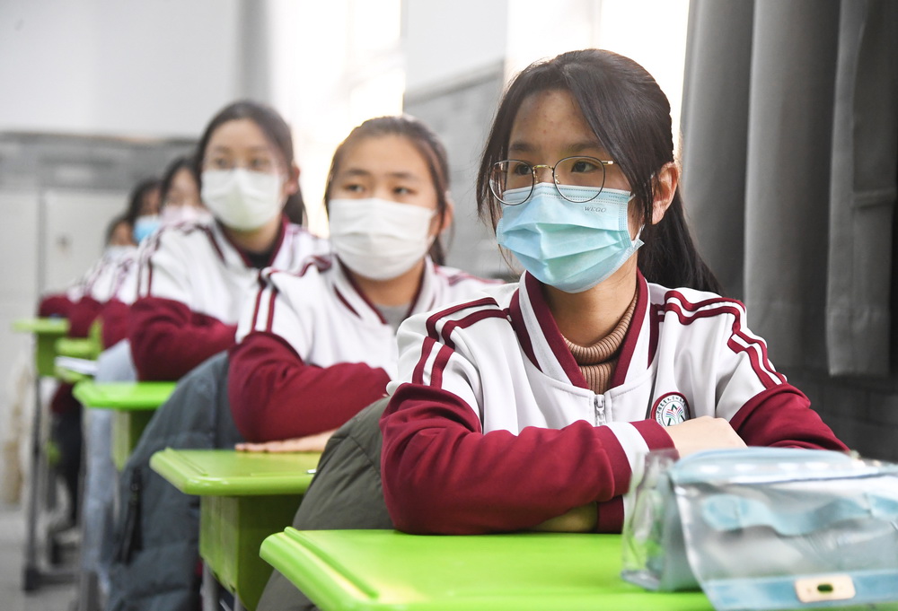 1月21日，中國農業大學附屬中學初三年級學生在離校前進行疫情防控安全教育。
