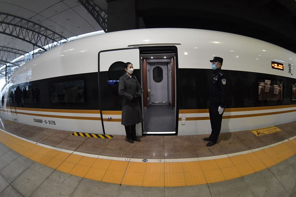 2021年1月22日，沈陽北站開往北京朝陽站的復興號首發車准備出發。