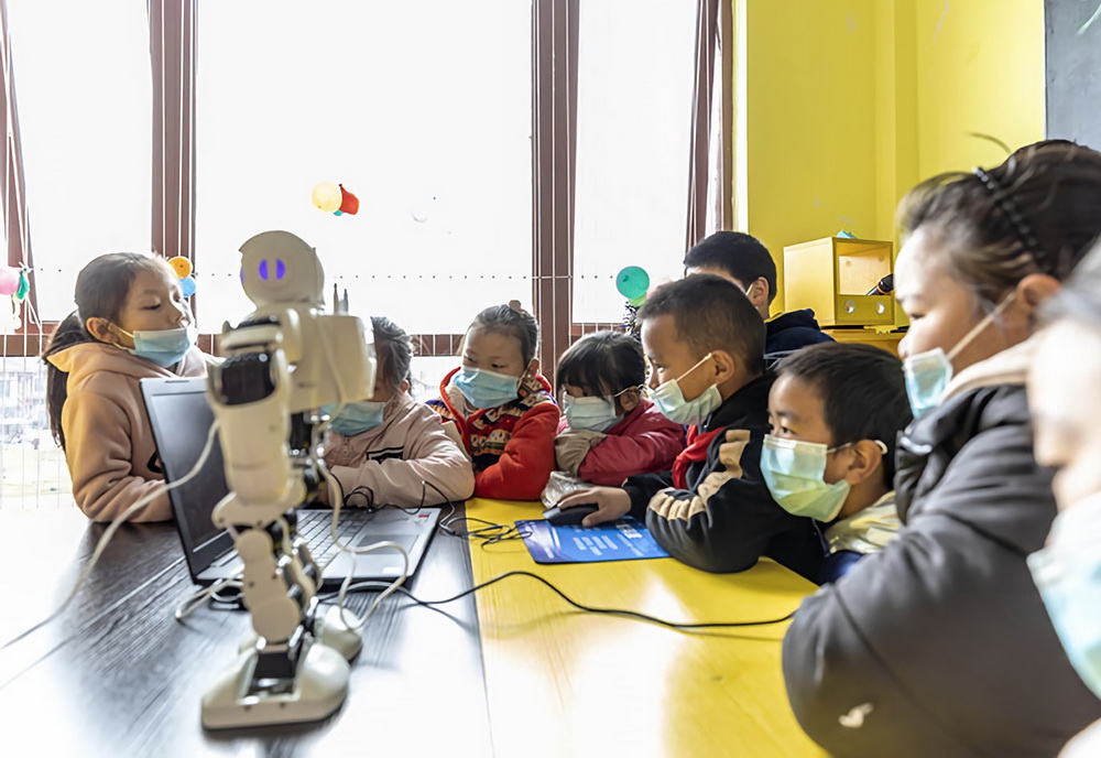 1月21日，在貴州省畢節市黔西縣錦繡街道“新市民·追夢橋”服務中心，易地扶貧搬遷安置點兒童體驗編程機器人。
