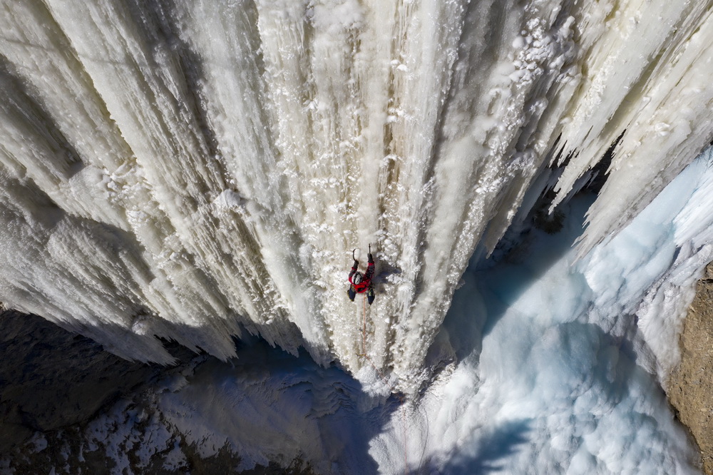 黃煌在冰壁上攀登（1月16日攝，無人機照片）。