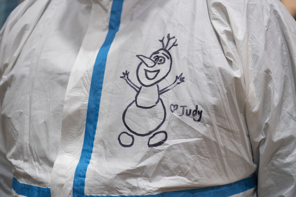 1月23日，在哈尔滨市兆麟社区核酸检测点，一位在值守的工作人员因为值班几天没有回家，想念女儿，就在防护服上画了女儿喜欢的卡通形象，写上了女儿的名字。新华社记者 谢剑飞 摄