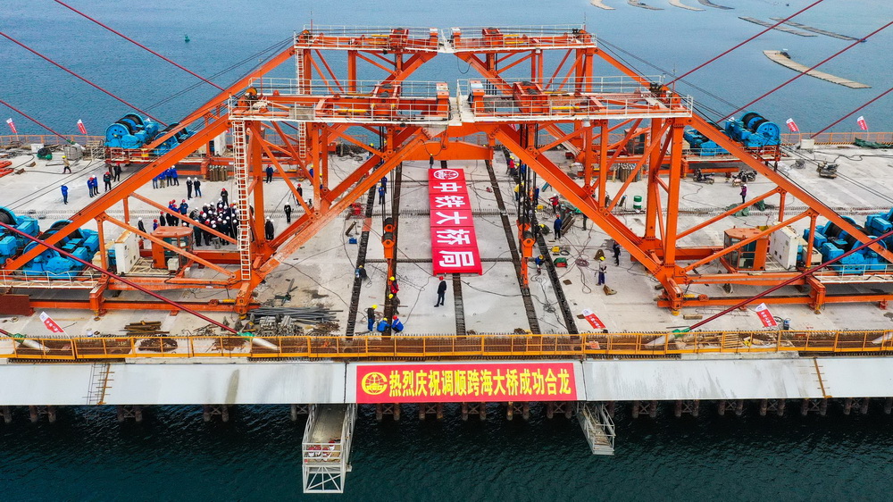 1月25日，工人在湛江調順跨海大橋合龍施工現場作業（無人機照片）。