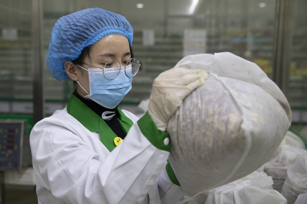1月25日，綏化市泰華大藥房職工在藥房對藥材復核稱重。