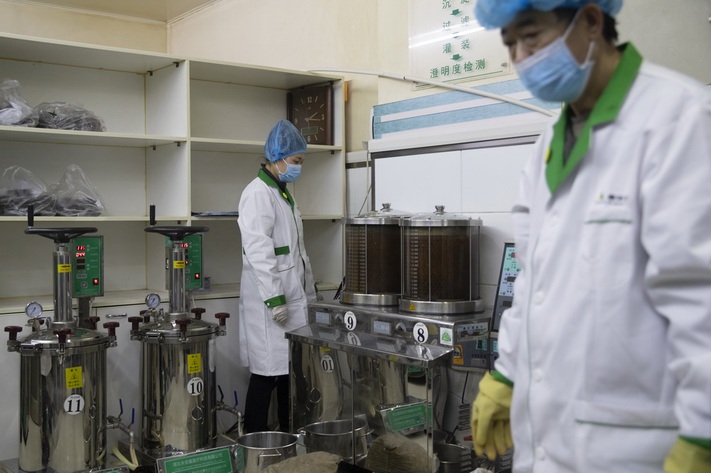 1月25日，綏化市泰華大藥房職工在藥房煎煮中藥湯劑。