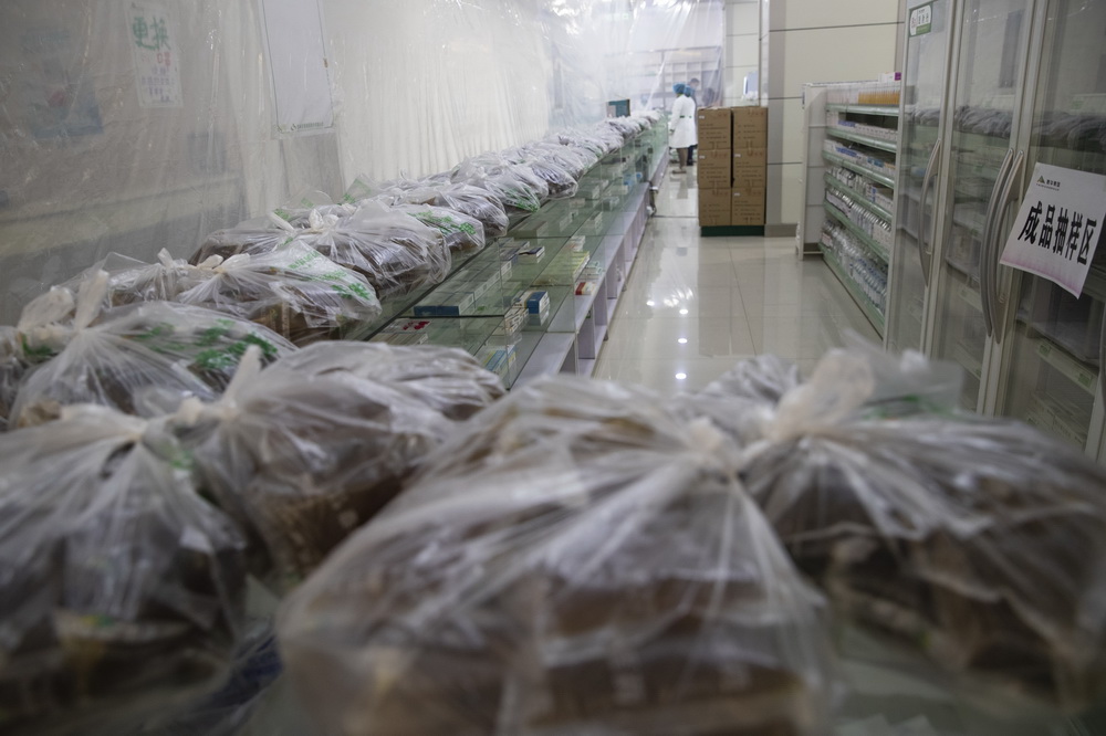 1月25日，在綏化市泰華大藥房內，工作人員打包中藥湯劑。