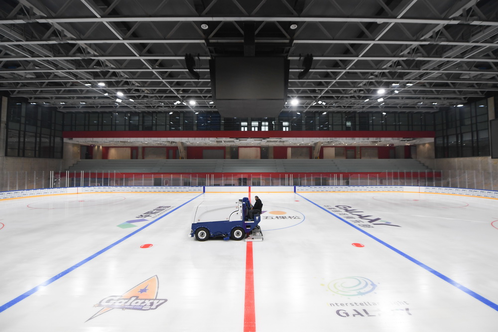 1月25日，在五棵鬆冰上運動中心，北京冬奧組委冰球項目特聘專家和主制冰師尼爾森在進行制冰驗收。