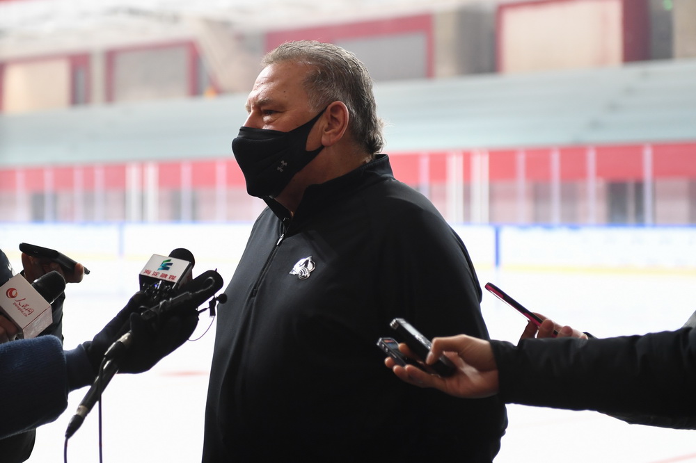 1月25日，在五棵鬆冰上運動中心，北京冬奧組委冰球項目特聘專家和主制冰師尼爾森在接受採訪。