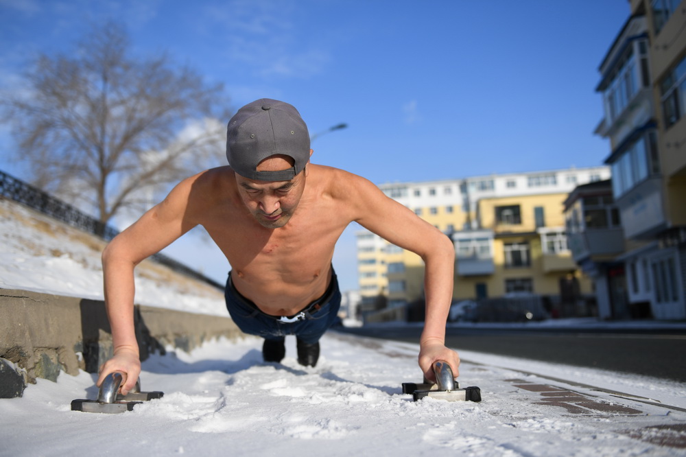 這是1月21日，閆相斌冬泳前做俯臥撐熱身。新華社記者 劉磊 攝