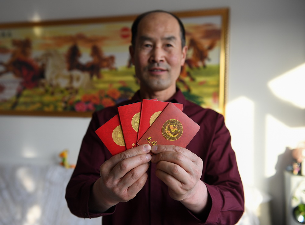 這是1月22日，閆相斌在家中展示獻血証。新華社記者 劉磊 攝
