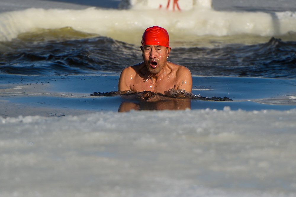 這是1月22日，閆相斌在伊敏河中冬泳。新華社記者 連振 攝