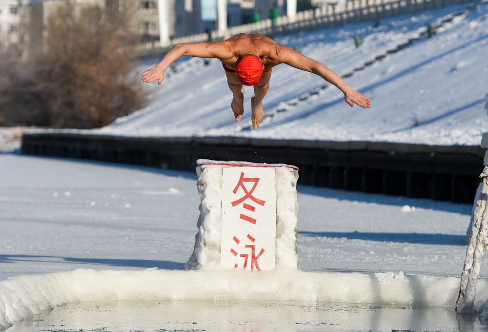 這是1月22日，閆相斌跳進泳池。新華社記者 連振 攝