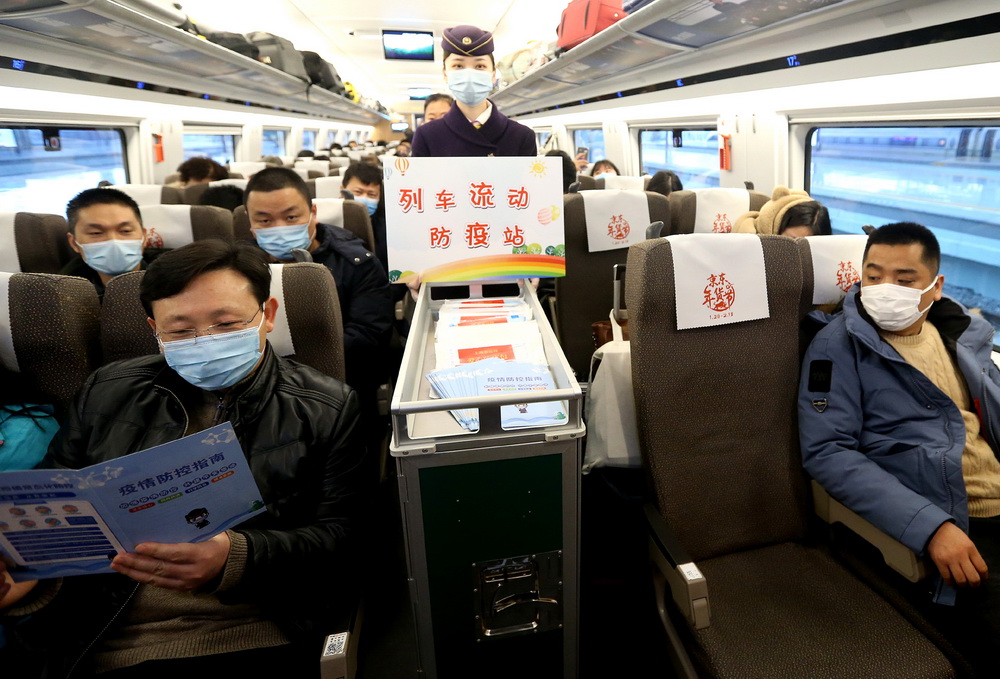 1月26日，乘務員在上海虹橋開往北京南的G124次列車上為旅客提供防疫用品。