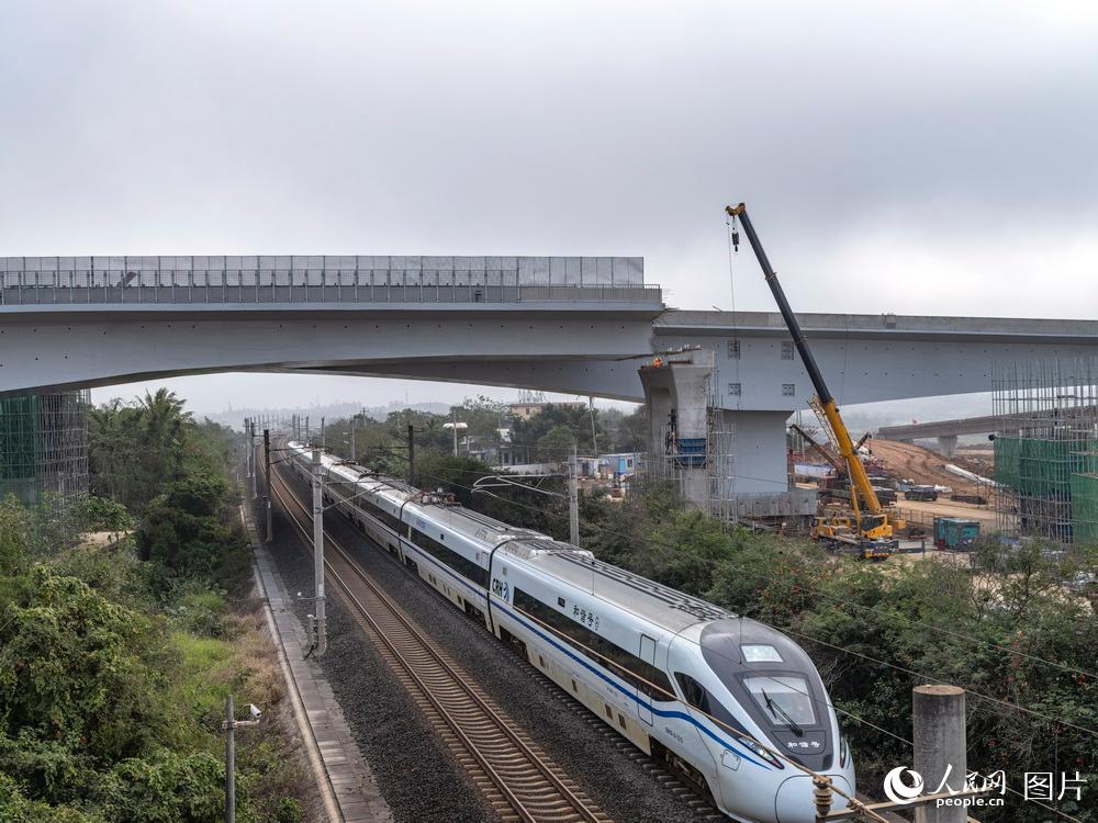 海南首個跨鐵轉體梁完成轉體作業