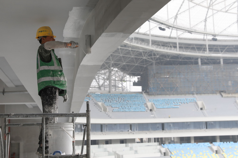 1月27日，工作人員在鳳凰山體育公園專業足球場內施工作業。新華社記者 胥冰潔 攝