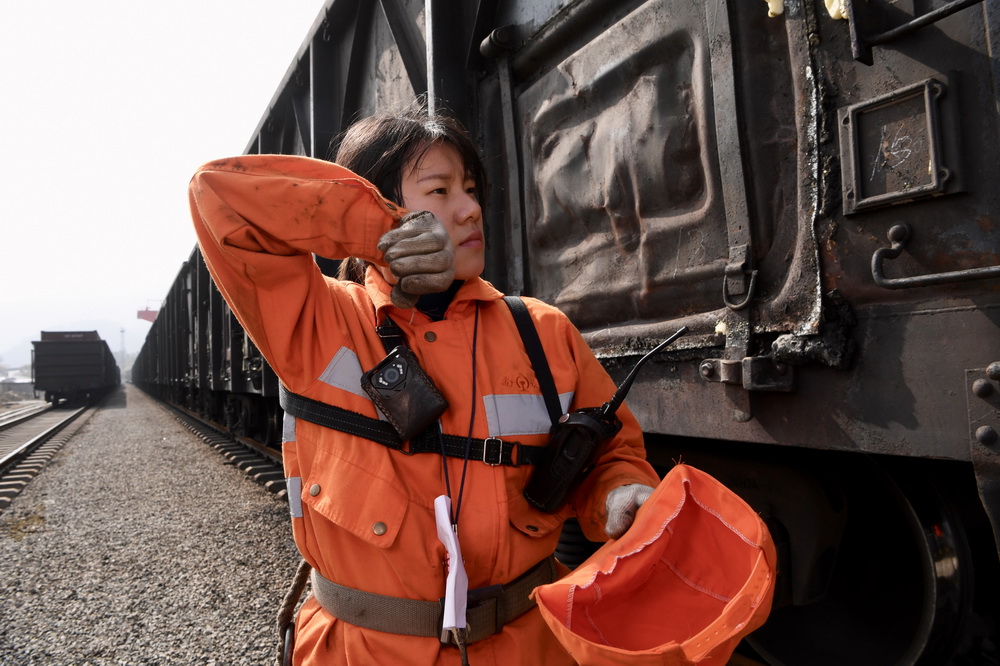 1月26日，在福建上杭火車站，調車員丘麗榕在作業間隙擦拭汗水。