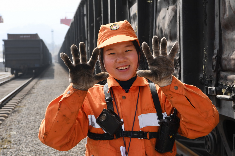 1月26日，在福建上杭火車站，調車員丘麗榕完成一項作業后展示手套。