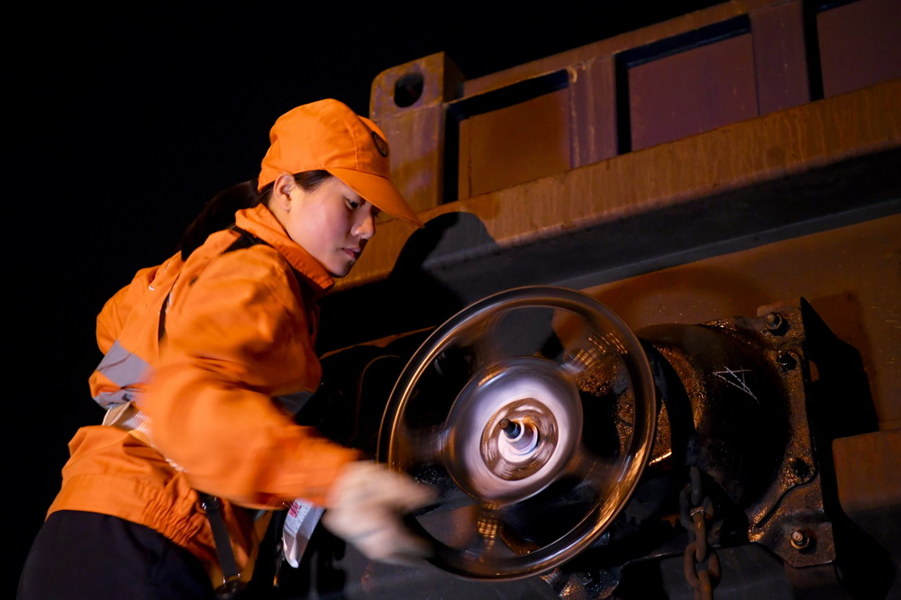 1月25日，在福建上杭火車站，調車員丘麗榕在旋閘盤。