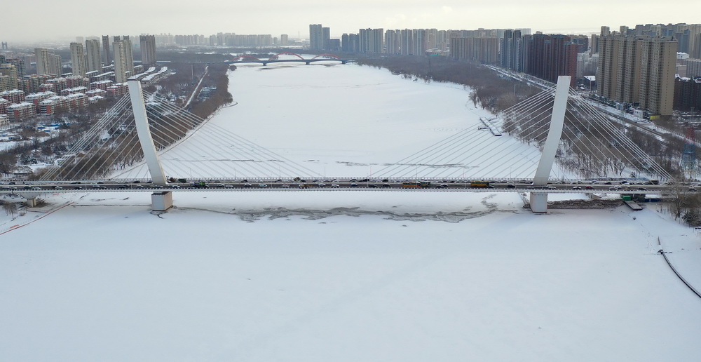 1月28日，降雪后的沈陽市富民橋（無人機照片）。