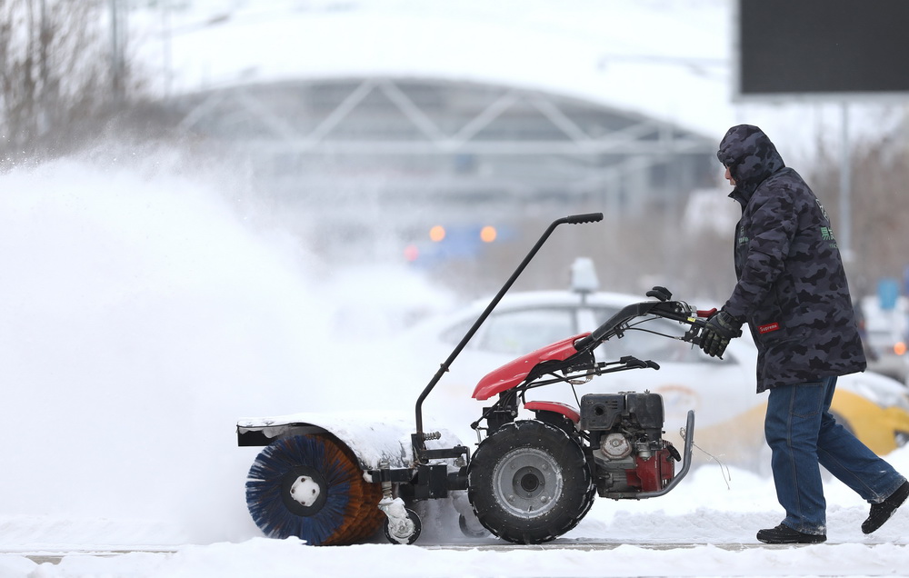 1月28日，在沈陽市渾南區，一位工作人員在奧林匹克公園清掃積雪。