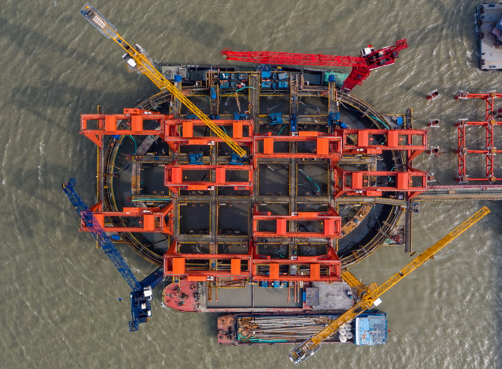 這是1月28日拍攝的常泰長江大橋6號墩鋼沉井施工現場（無人機照片）。新華社記者 李博 攝