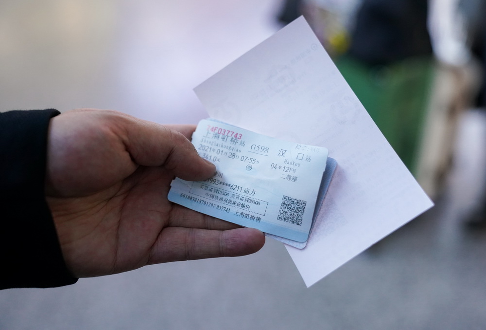 1月28日，在上海虹橋站，高力在展示車票。新華社記者 丁汀 攝