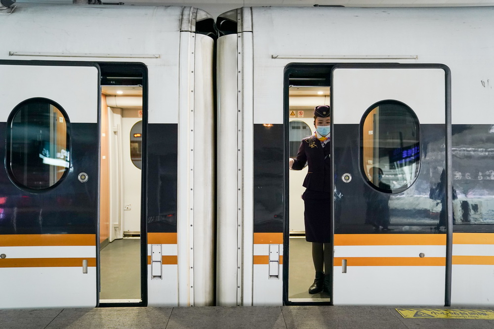 1月28日，G598次列車關閉車門，准備發車。新華社記者 丁汀 攝