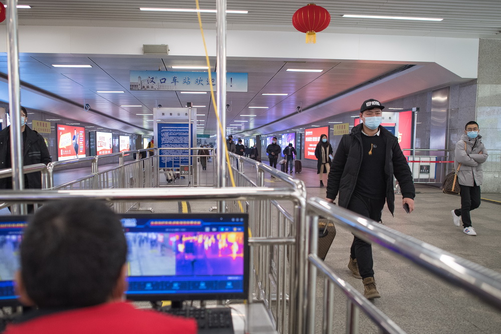 1月28日，在漢口火車站，高力通過體溫檢測后出站。新華社記者 肖藝九 攝