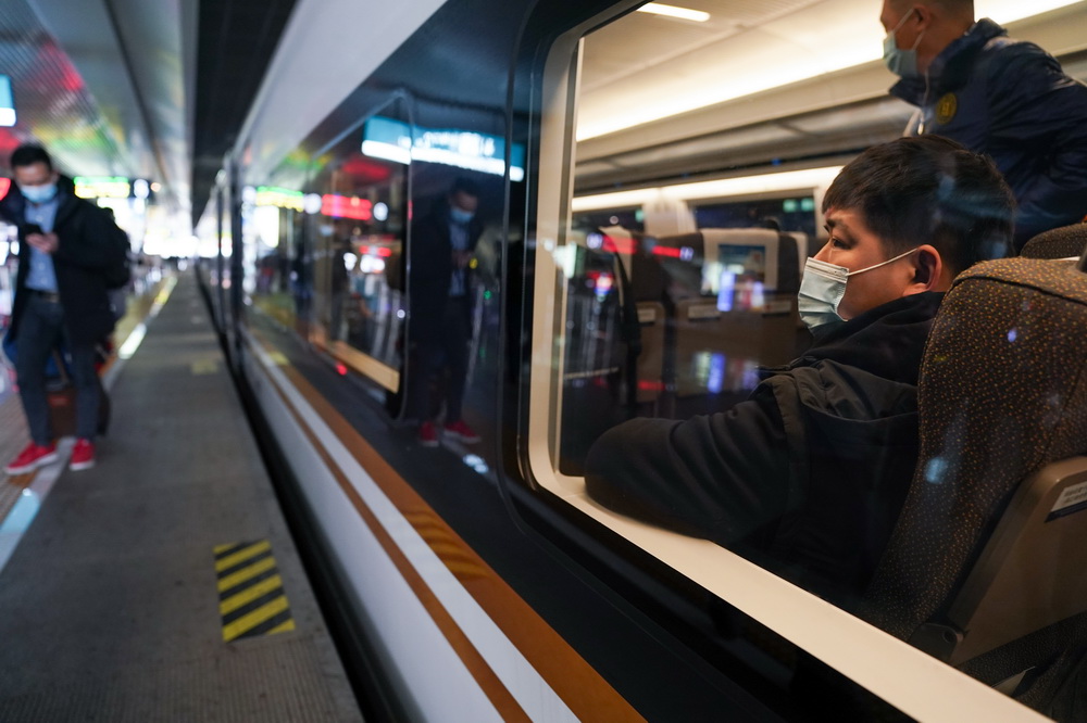1月28日，在上海虹橋站，高力在車廂內等候發車。新華社記者 丁汀 攝