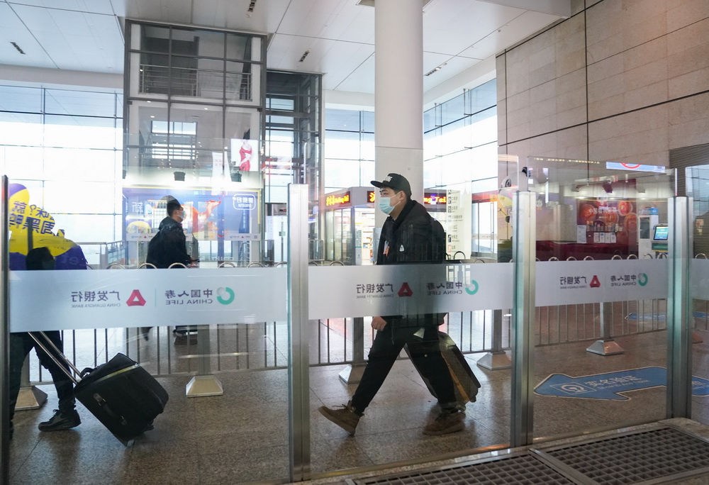 1月28日，在上海虹橋站，高力拖著行李前往檢票口。新華社記者 丁汀 攝