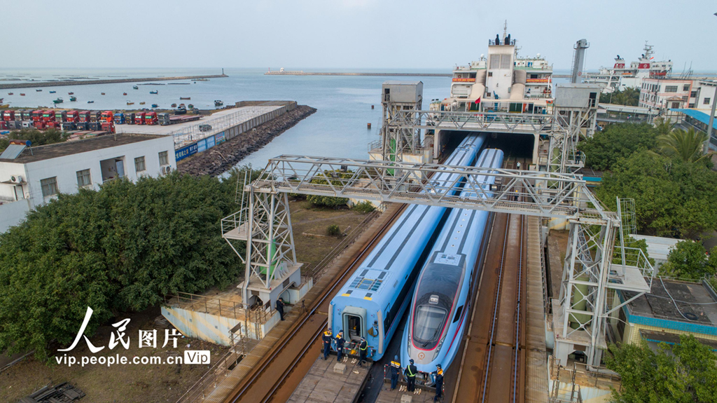 “海軍藍”復興號乘坐海南鐵路輪渡正式登陸海南島【2】