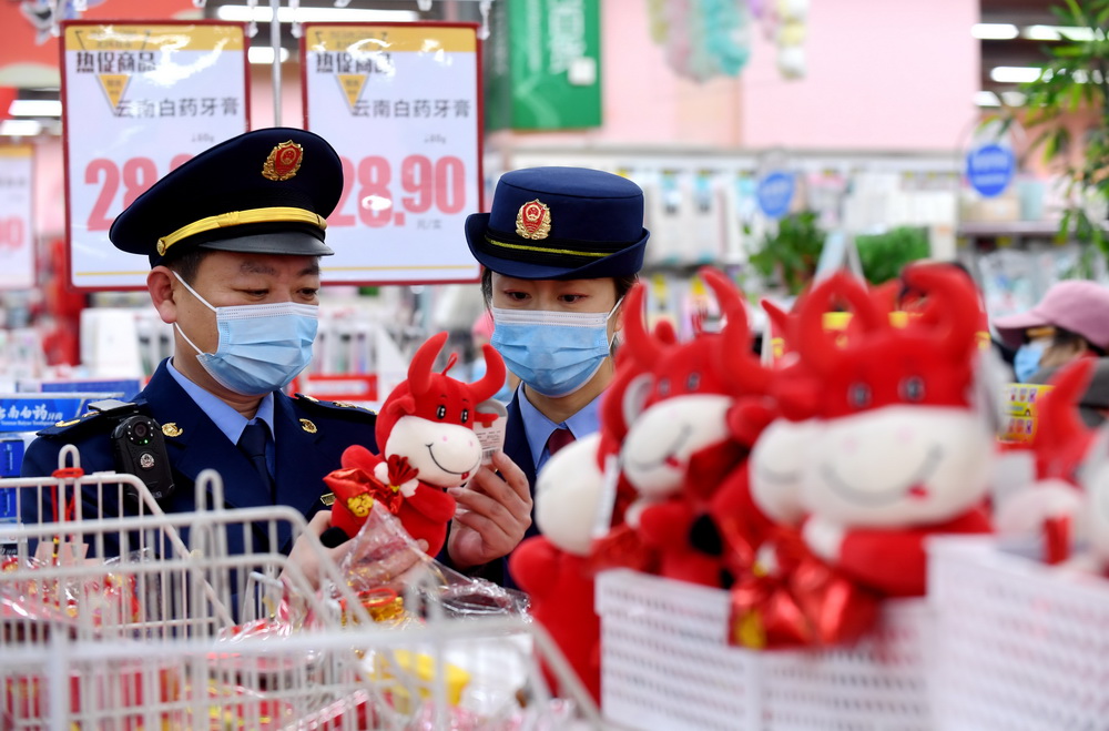 1月31日，石家庄市桥西区市场监督管理局工作人员检查一家超市销售的商品。