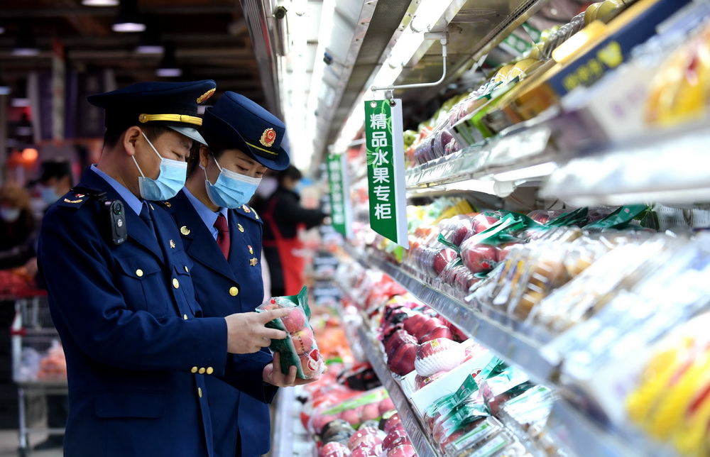 1月31日，石家庄市桥西区市场监督管理局工作人员检查一家超市销售的水果。