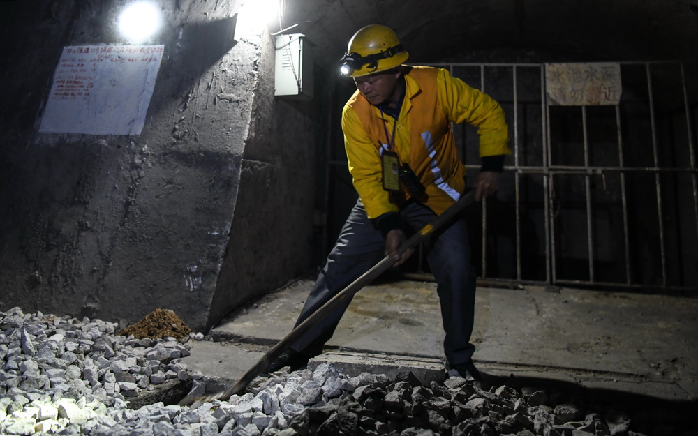 ���ع��γɸ��ڵ�ɽ���������������ˮ���ڵ�ӿɳ��1��30���㣩��