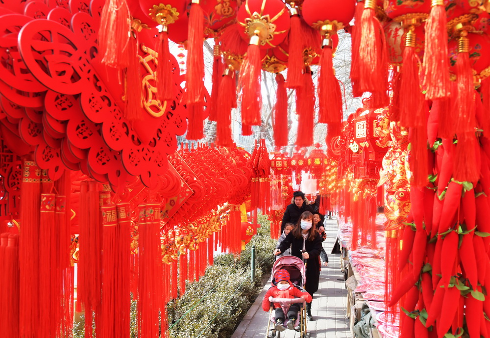1月31日，顾客在永靖县刘家峡镇一市场挑选节庆饰品。